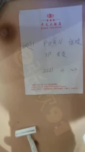 [原创]3p调情单男剃毛，全程验证