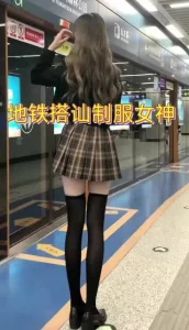 搭讪地铁黑丝jk女神，没有想到这么反差。