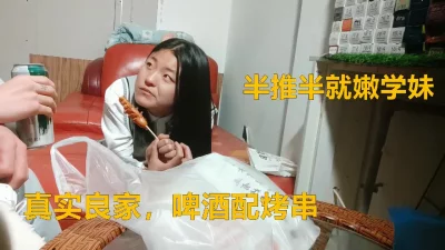 真实约良家，大学生女友相伴，近景抠穴啪啪，激情四射呻吟诱人